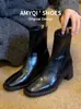 Botas de tornozelo femininas de salto alto, nova coleção outono/inverno 2026, botas estilo Martin versáteis de bico quadrado, adequadas para mulheres baixinhas, com salto grosso para um efeito emagrecedor