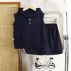 Chaleco sin mangas con capucha de punto gofrado y cierres a presión, un top casual y moderno para niños, con un diseño simple y versátil de corte holgado