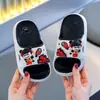 Nuevas pantuflas de verano de dibujos animados Nezha para interiores para niños y niñas, bebé 2025, zapatos versátiles suaves y antideslizantes para el hogar
