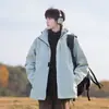 Chaqueta de Asalto Tres en Uno para Hombre, Nuevo Estilo Otoño e Invierno 2025, Ropa de Trabajo Juvenil para Exterior a Prueba de Viento con Forro Polar