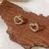 Pendientes Minimalistas Únicos y Sofisticados con un Diseño Chic y Versátil, Presentando un Sencillo y Elegante Corazón Retorcido
