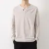 Camiseta Masculina Nova Versátil Casual de Moda para Primavera e Outono com Forro de Fleece e Gola V Espessada Estilo Peça Dupla Manga Longa