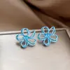 Pendientes de Aguja Plateada con Delicado Diseño de Flor Hueca con Goteo de Aceite, Lujo Ligero y Sensación de Alta Gama, Pendientes Elegantes y Sencillos, Dulces y Versátiles