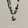 Collar con Bufanda de Seda Estampado Leopardo Retro Maillard para Mujer Diseño de Nicho Cadena de Suéter con Perlas en Forma de Corazón Accesorios Dulces Frescos Sexy