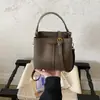 Bolso de hombro estilo coreano para el otoño de 2026, con un pequeño charm de oso, un bolso tipo cubo nuevo y elegante para mujer, simple y versátil