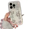 Colgante de flor de hibisco con pedrería estilo Ins para cadena de teléfono, adecuado para fundas de teléfono Apple 18 Pro Max, un accesorio ligero y lujoso para mujeres, popular entre las influencers