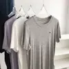 Camiseta de punto de manga corta Lyocell Tencel fresca y transpirable para mujer en verano, top holgado con bordado en el hombro derecho y cuello redondo que reduce la edad