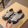 Zapatillas de moda para niñas 2026 primavera y otoño nuevos zapatos casuales de suela blanda para niños zapatillas de running elegantes para exteriores para niñas