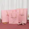 Bolsa de regalo festiva roja, bolsa de papel portátil grande para bodas, bolsas de regalo para ropa, fabricantes al por mayor