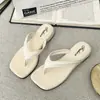 Chinelos femininos para uso casual diário, sandálias de dedo com salto plataforma que aumentam a altura para mulheres, calçados de verão para uso externo, sandálias de alta qualidade estilo francês