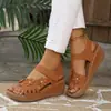 Sandálias Romanas Retro com Tiras Cruzadas Plus Size e Salto Anabela Femininas 2026 Verão Sandálias com Solado Grosso Vazado de Tira Única Sandálias de Praia Femininas