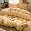 Juego simple de cuatro piezas de hilo de chenilla de alta calidad Clase A, cómodo juego de tres piezas para dormitorio, ropa de cama suave y acogedora para una buena noche de sueño, diseño de dibujos animados al por mayor