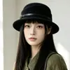 Boina Preta para Mulheres 2026 Novo Outono e Inverno Estilo Francês Hepburn Chapéu de Expats Chapéu de Pescador de Lã