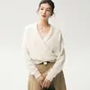 Elegante y versátil, este suéter de cachemira de color liso presenta un diseño de cuello en V cruzado, una estética minimalista y un estilo relajado y sin esfuerzo.. Es un jersey de lana de manga larga perfecto para añadir un toque de sofisticación a tu look