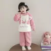 Pijama de Punto Grueso de Doble Capa para Niñas 2025 Nuevo para Bebé Color Coral Terciopelo Rosa Ropa de Casa Ropa de Invierno Se Puede Usar Afuera