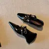Sapatos Mary Jane Quadrados com Rebites e Pedrarias Estilo Retrô para Mulheres com Elevação Oculta, Bico Baixo e Design Elegante de Tira Única