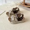 Sandálias Infantis Verão 2026 Novas Sapatos de Praia Macios Antiderrapantes com Velcro para Crianças Pequenas e Maiores Sapatos Abertos