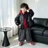 2220 Conjunto de Tres Piezas de Otoño para Niños Estilo Coreano 2026 Primavera/Otoño Nuevo Sudadera Infantil Chaqueta de Cuero para Bebé Moderna