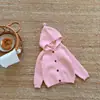 Cardigan de Tricô com Pompons Estilo Coreano para Meninas Outono/Inverno 2026 Novo Cardigan de Tricô Estiloso com Capuz Moda para Bebês Roupas de Outono/Inverno