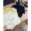 Suéter de tricô juvenil com gola polo estilo universitário para mulheres, novo suéter de manga curta para o verão de 2025, top único e super estiloso