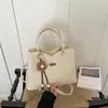 Bolso de mano de gran capacidad para mujer, nuevo modelo de otoño 2026, bolso tipo cubo de alta gama vintage versátil para el hombro y cruzado para el día a día
