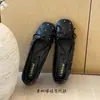 Primer encuentro: Colección Otoño/Invierno Nueva - Zapatos Planos tipo Bailarina Cuadrados Negros con Camelia, Detalle de Remaches y Tacón Oculto