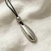 Design único minimalista pingente de gota d'água de metal colar longo com uma vibe de alta qualidade, legal, corrente de suéter com cordão de couro acessório para mulheres