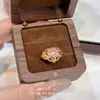 [Riqueza e Paz] Fivela Green Peace Anel de Diamante com Borda Larga Dourada Novo Estilo Chinês Anel Criativo de Alto Padrão