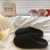 Pantuflas peludas estilo chino para usar en exteriores, nueva colección de invierno 2026, de suela gruesa, versátiles, forradas de felpa para abrigar, diseño sin cordones y con punta cerrada.