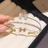 Exquisito Brazalete Abierto de Perlas de Circonita Ultra Brillantes Moda Temperamento Versátil Pulsera Lujo Ligero Sensación de Alta Gama Joyería de Mano para Mujeres Nicho