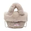 Nova bolsa tote de pelúcia estilo balde, coleção outono/inverno 2026, bolsa de mão de pelúcia fofa e estilosa para mulheres, bolsa transversal da moda