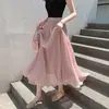 Nueva moda de primavera: falda plisada de gasa con efecto de caída, bordes ondulados, dobladillo plisado y un dobladillo ancho en blanco y negro.