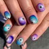 Arte de Unha Olho de Demônio Espiral Iridescente: Design de Unhas Quadradas Curtas com Glitter Roxo e Azul, Arte de Unhas Pintada à Mão Personalizada de Subcultura