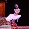 Leque de Dança Infantil com Longas Fitas de Seda Branca, Comprimento Estendido. Há um Pequeno Rio em Frente à Minha Casa