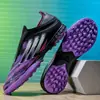 Novas chuteiras de futebol de campo de cano baixo com travas longas para competição, para homens, mulheres e adolescentes, disponíveis para atacado diretamente do fabricante, adequadas para uso profissional em esportes e atividades ao ar livre.