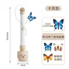 Caña de juguete para gatos con ventosa eléctrica, diseño de mariposa, modo de juego automático, se puede sostener en la mano o adherir a superficies, venta al por mayor de fabricante de juguetes para gatos