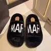 Marca de moda socialite Ropa de abrigo Pantuflas peludas para mujer 2024 Nuevo Letra M Gamuza Chanclas sin cordones Otoño e Invierno Pantuflas de algodón de 7 cm