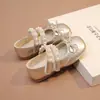 Sapatos de Couro para Meninas 2026 Primavera e Outono Estilosos Sapatos de Princesa Estilo Ballet com Velcro de Pérola Sapatos Baixos Infantis