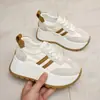 Zapatos de entrenamiento alemanes para mujer de 7 cm de suela gruesa que aumentan la altura, nuevos zapatos deportivos ligeros 2026, zapatillas casuales versátiles de suela blanda para estudiantes, modernos