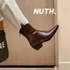 Botas femininas de cano curto, coleção outono/inverno 2026, salto médio, botas Chelsea de couro legítimo, botas de salto grosso, botas Martin pontudas da moda