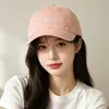 Gorra de Béisbol de Moda Versátil con Bordado de Letras, Nueva para Verano 2026, Transpirable y Amigable con la Piel, Visera para Viajes al Aire Libre y Uso Casual