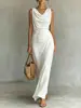Vestido de cetim sem mangas com decote canoa e cinto para marcar a cintura, apresentando um design plissado com fenda e uma silhueta longa para um look elegante e sofisticado