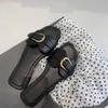 2025 Nuevas Chanclas con Hebilla de Metal para Mujer Verano Ropa Exterior Planas Sandalias de Moda Punta Cuadrada Suela Suave Pantuflas para Mujer