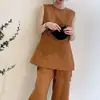 Conjunto estiloso, chique sem esforço e de caimento solto, com top sem mangas e calça pantalona - um conjunto de duas peças de alta qualidade para o verão de 2026