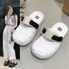 Pantuflas Cerradas Antideslizantes de Moda y Sencillas 2025 Nuevo Estilo Verano y Otoño Sandalias Versátiles Cómodas de Suela Suave Casual para Exteriores para Mujer