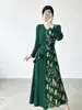 Vestido de alta calidad con un toque de lujo ligero y sofisticación, con cuello en V, mangas largas, detalles florales tridimensionales, un diseño que ciñe la cintura con un cinturón y un efecto adelgazante, de longitud media estilo Issey Miyake