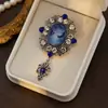 Broche de Beleza de Nicho de Luxo para Mulheres, Estilo Corte Vintage Vazado Cravejado de Diamantes Broche de Alfinete Exquisito em Relevo