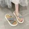 2026 Nuevo Estilo Coreano Moda Estampado de Leopardo Perla Lujo Ligero Suela Suave Uso Exterior Suela Gruesa Punta Redonda Suela de Plataforma Zapatillas Cómodas