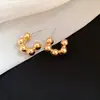 Brincos de Metal Prateado em Forma de C Estilo Minimalista Europeu e Americano Moda Simples Brincos de Tarraxa High-End Brincos Únicos de Nicho Venda por Atacado