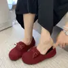 Sapatos Peludos Femininos Retrô Moda Primavera 2026 Estilo Preguiçoso Plush Casual Sapatos de Algodão Slip-On Mocassins Tendência
